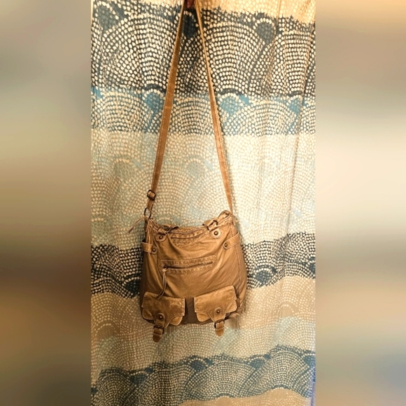 Vegan leather look crossbody tote messenger bag - Picture 4 of 9